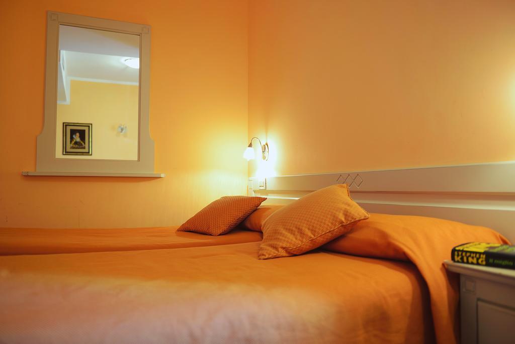 Hotel Marisa Албенга Екстериор снимка
