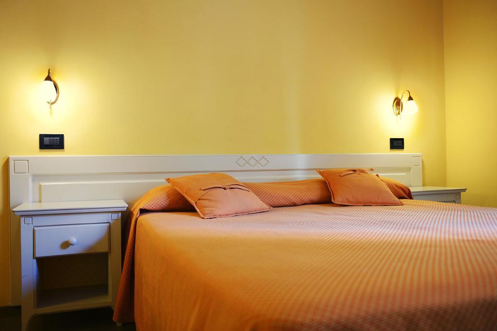 Hotel Marisa Албенга Стая снимка