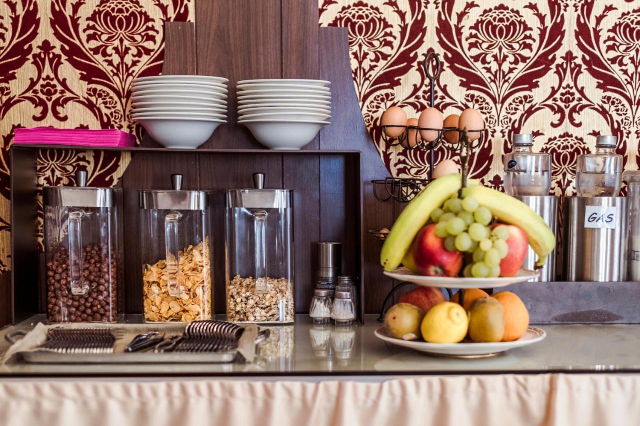 Hotel Marisa Албенга Екстериор снимка
