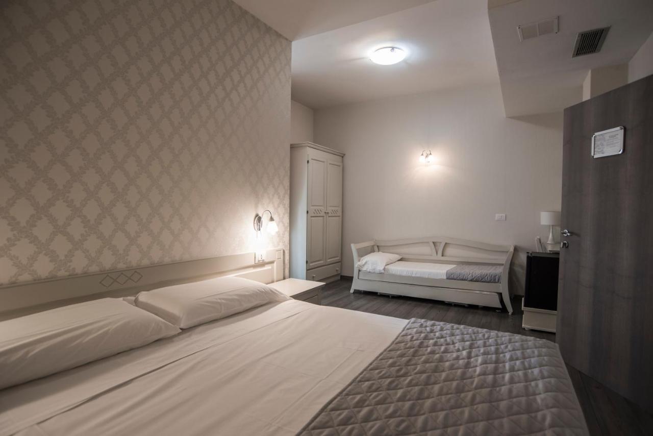Hotel Marisa Албенга Екстериор снимка