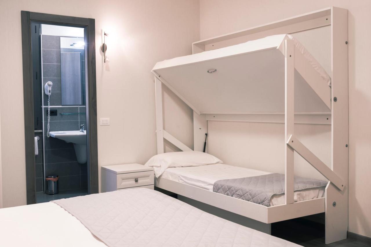 Hotel Marisa Албенга Екстериор снимка