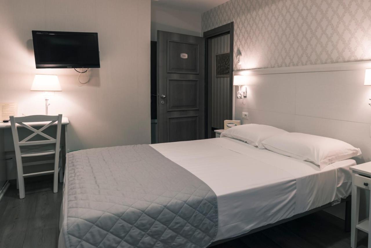 Hotel Marisa Албенга Екстериор снимка