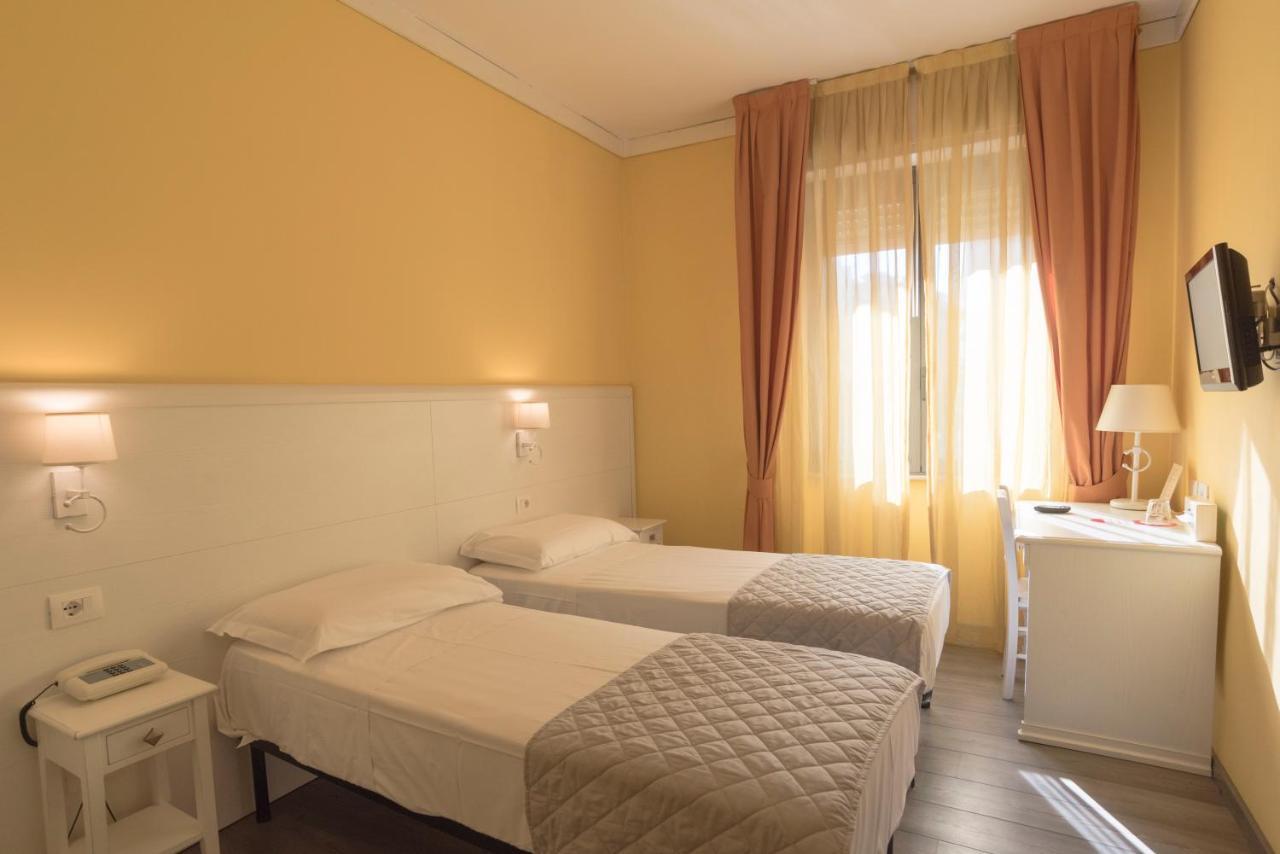 Hotel Marisa Албенга Екстериор снимка