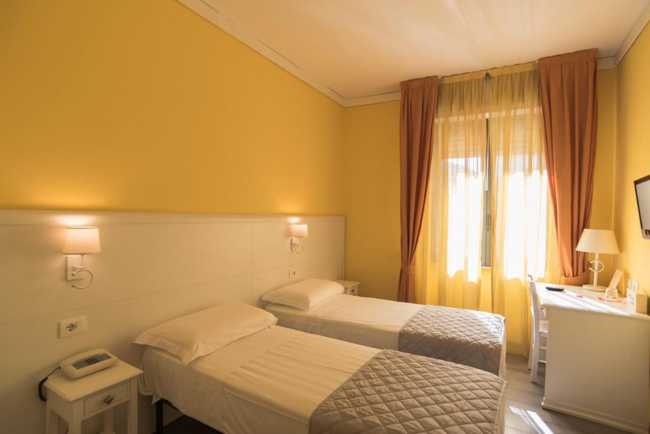 Hotel Marisa Албенга Екстериор снимка