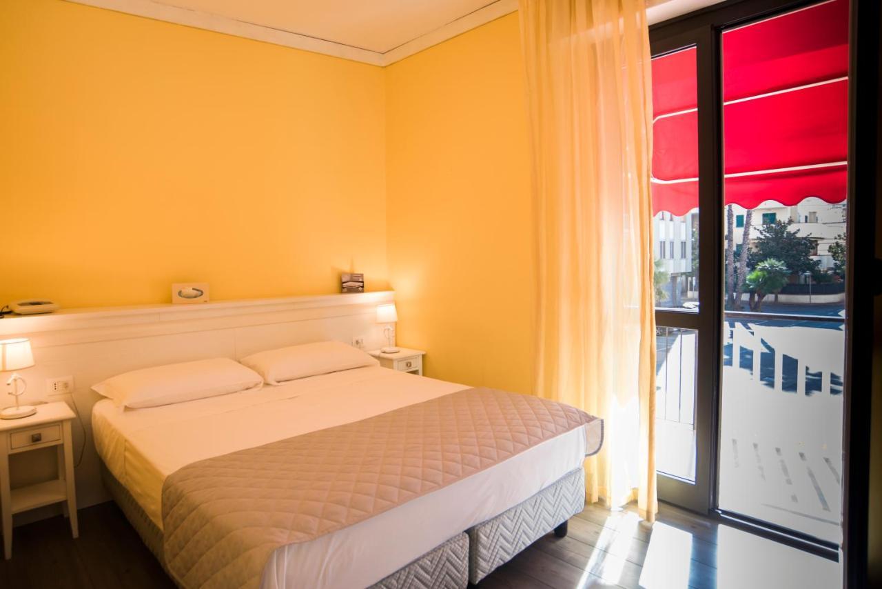 Hotel Marisa Албенга Екстериор снимка