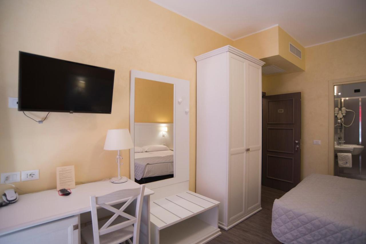 Hotel Marisa Албенга Екстериор снимка